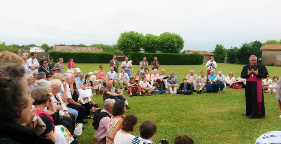 Genèse de l’association : Première consécration aux deux Saints Cœurs Unis, le 23 juin 2017 à Anglet en présence de Mgr Marc&nbsp;Aillet