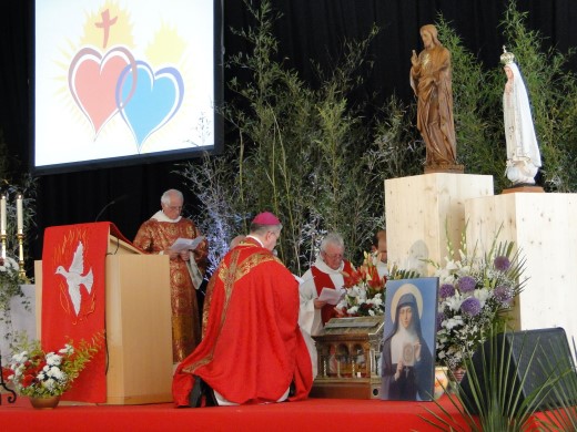 Consecration Mgr Aillet de son Doicèse aux 2 Saints Coeurs Unis 8 juin 2014